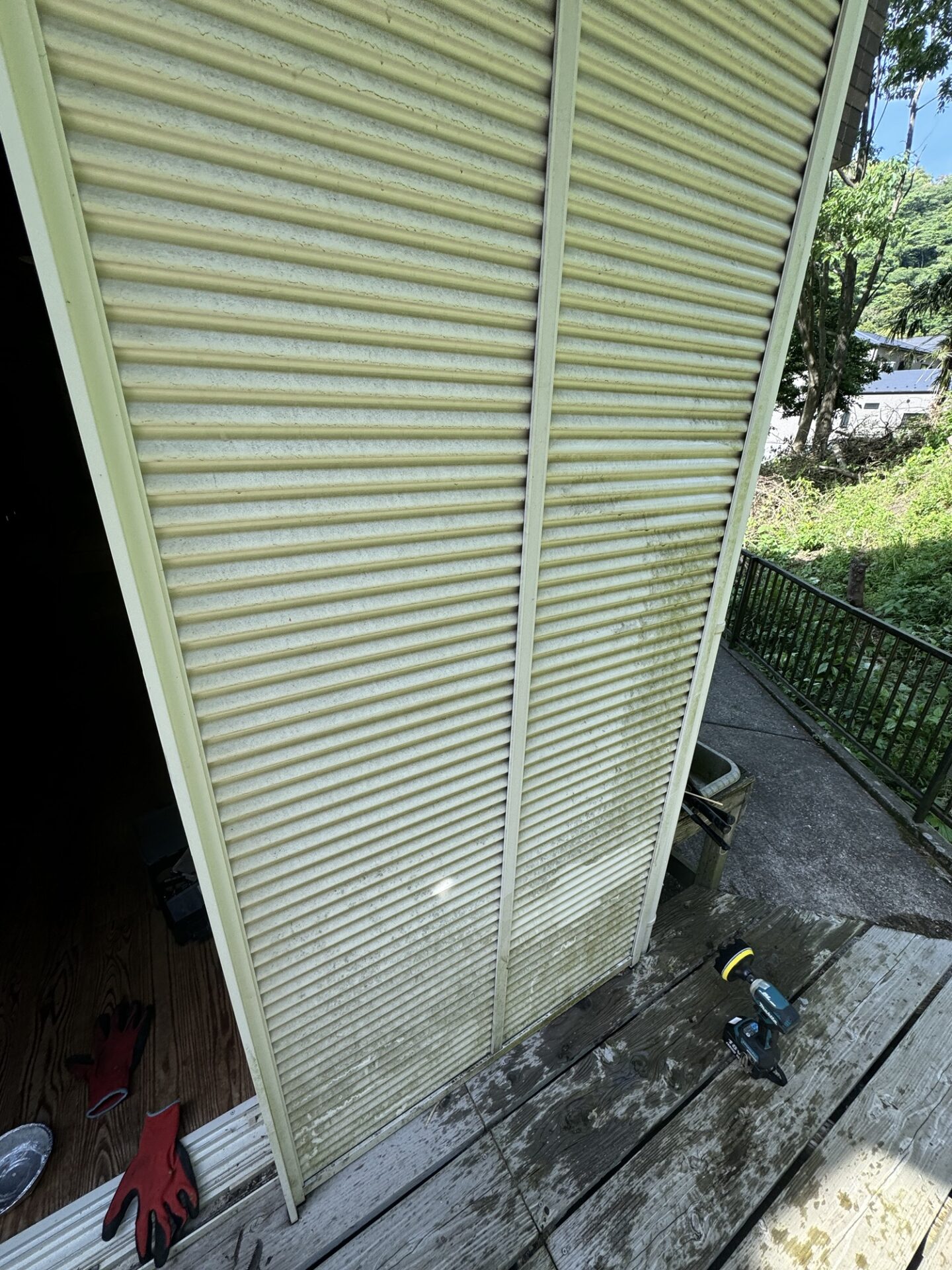 掃除前の雨戸