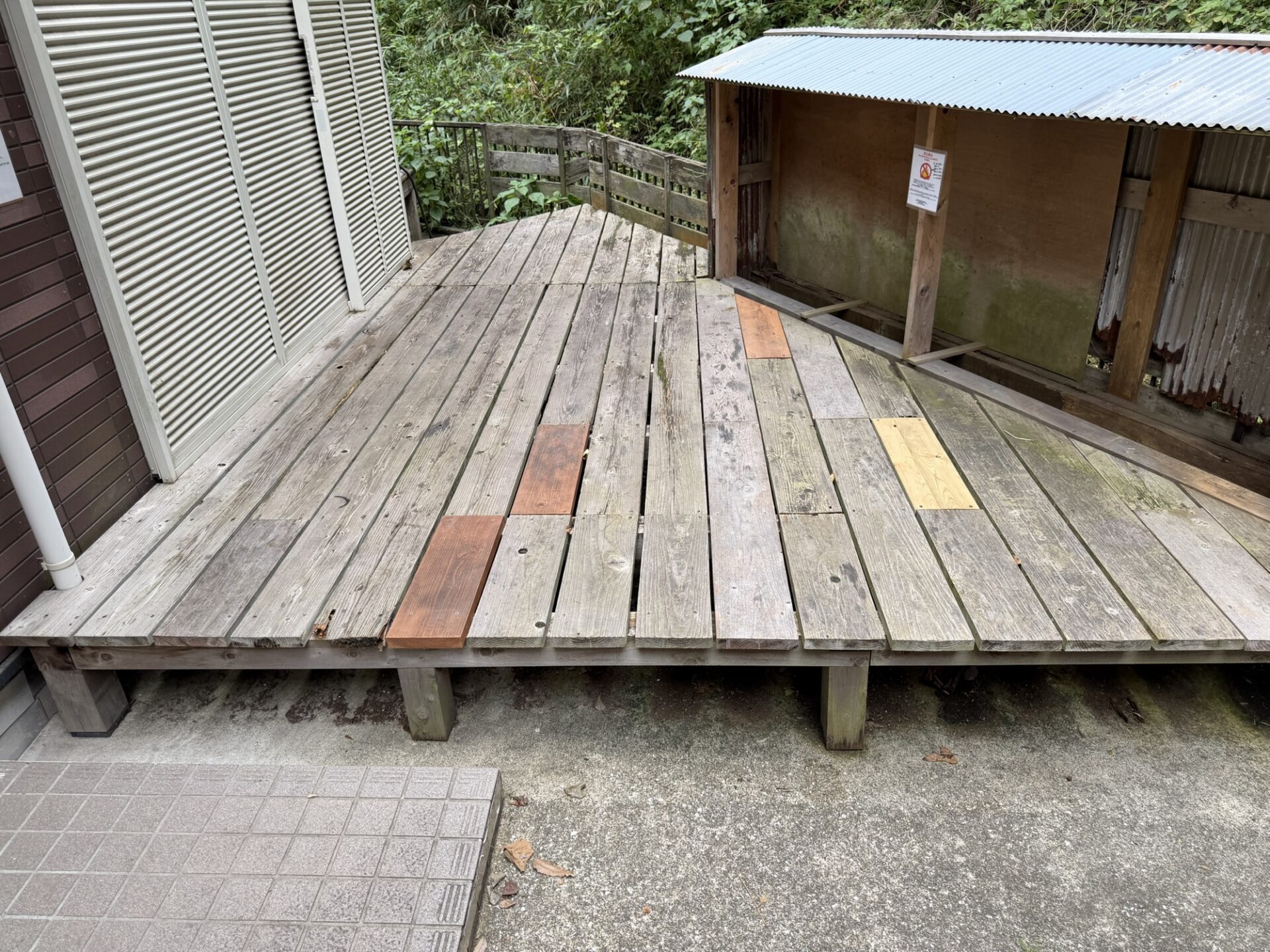 劣化したウッドデッキの床材