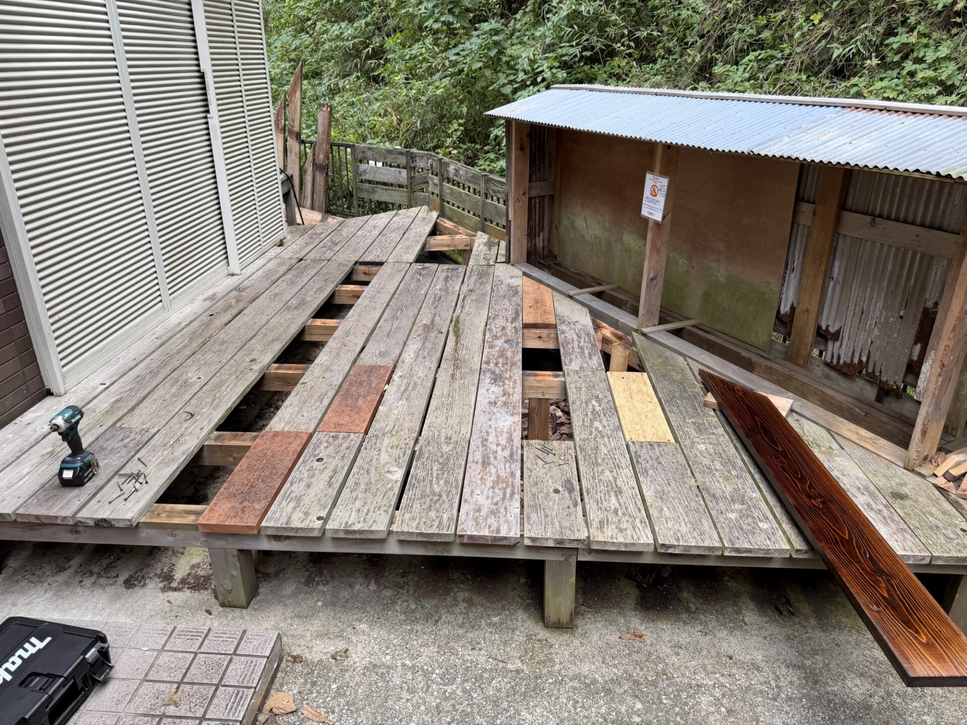 古い床板の撤去作業